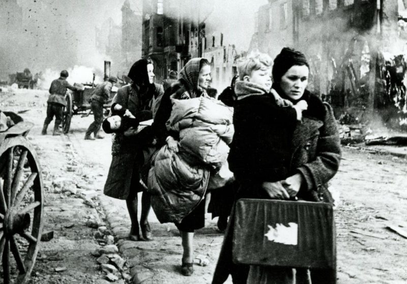 Немецкие беженцы с детьми на улице Данцига. Апрель 1945 г.