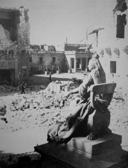 Разрушенные улицы Валетты. Май 1942 г.