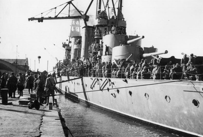 Посадка личного состава 79-й отдельной морской стрелковой бригады на легкий крейсер «Красный Кавказ» для отправки в Севастополь. 1941 г. 