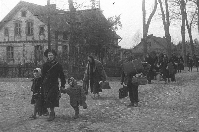 Мирные жители с вещами покидают Пиллау. Апрель 1945 г. 