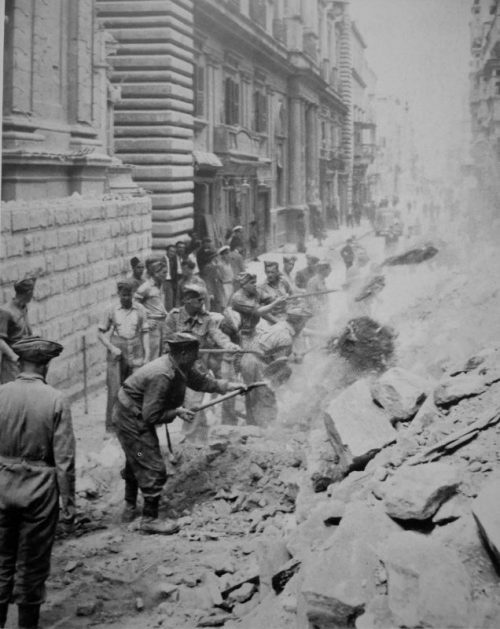 Солдаты британской армии расчищают улицу в Валлетте после бомбардировки. Май 1942 г.
