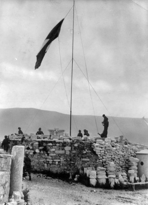 Немецкие солдаты поднимают нацистский флаг на Крите. Май 1941 г.