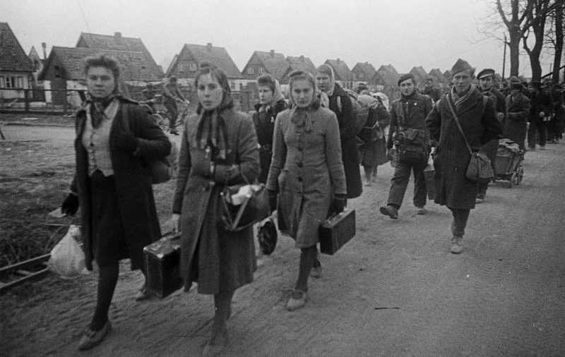Мирные жители с вещами на дороге в Восточной Пруссии. Апрель 1945 г.