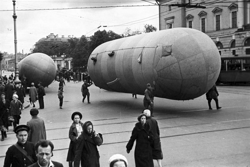 Аэростаты воздушного заграждения в Москве. 1941 г.