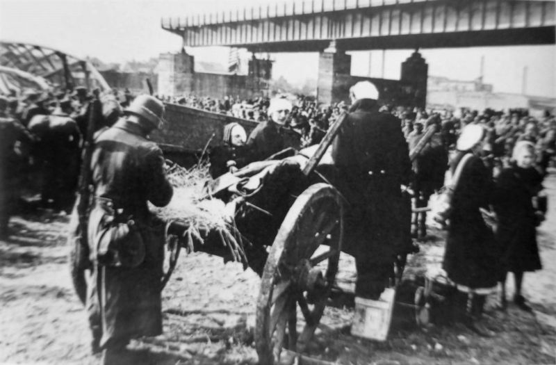 Немецкие беженцы и солдаты на восточном берегу Эльбы. Апрель 1945 г.
