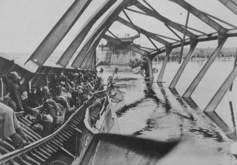 Мирные жители переходят разрушенный мост над Эльбой в Тангермюнде. Апрель 1945 г. 