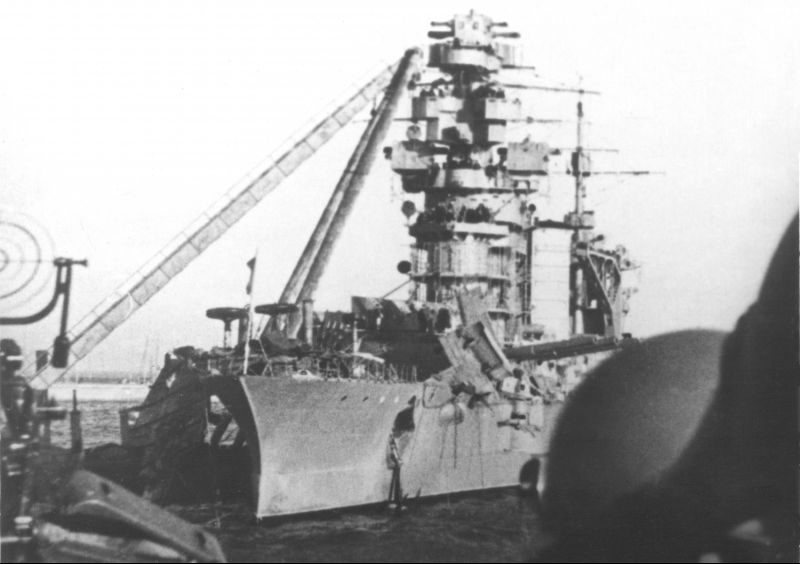 Поврежденный линейный корабль Балтийского флота «Октябрьская Революция». 1941 г.
