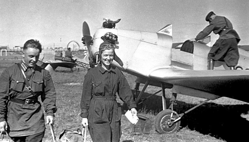 Лётчица-рекордсменка ОСОАВИАХИМа Екатерина Медникова на Тушинском аэродроме. 1938 г.