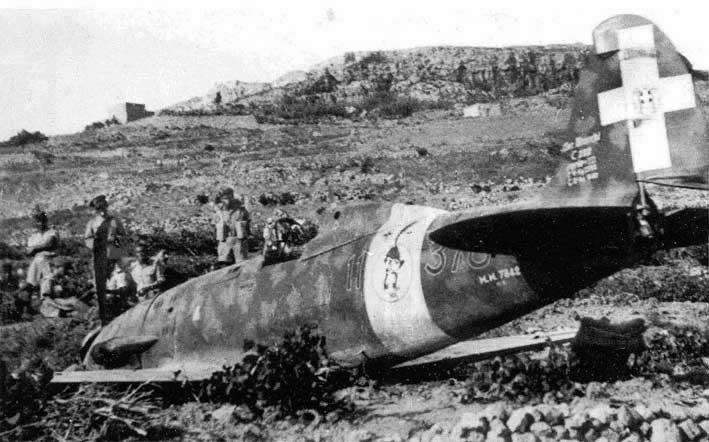 Сбитый итальянский самолет на Мальте. 1942 г. 