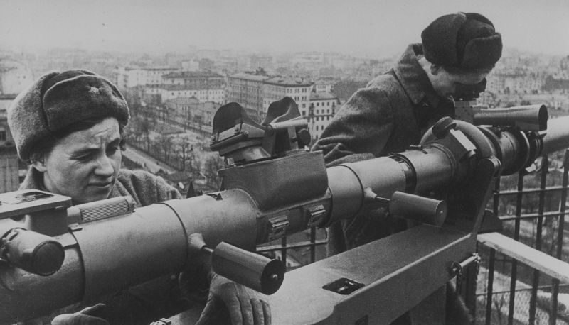 Дальномерщики на крыше дома в Москве. 1941 г. 