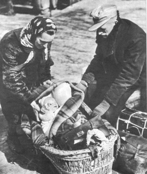 Немецкие беженцы с младенцем в Кенигсберге. Апрель 1945 г.