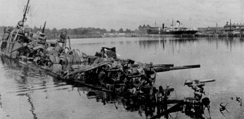 Эсминец «Ленин», взорванный в Либаве во время отступления. 1941 г.