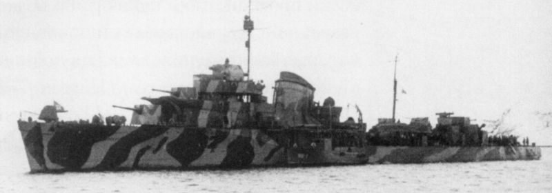 Эсминец Северного флота «Сокрушительный» в море. 1942 г. 