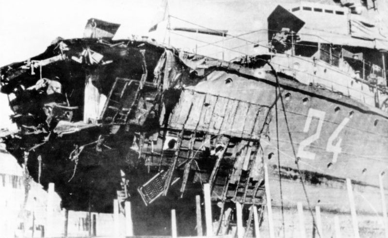 Разбитый эсминец «Беспощадный» в Северном доке Севастополя во время ремонта. 1941 г.