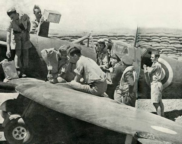 Заправка и перевооружение истребителей «Spitfire». 1942 г.