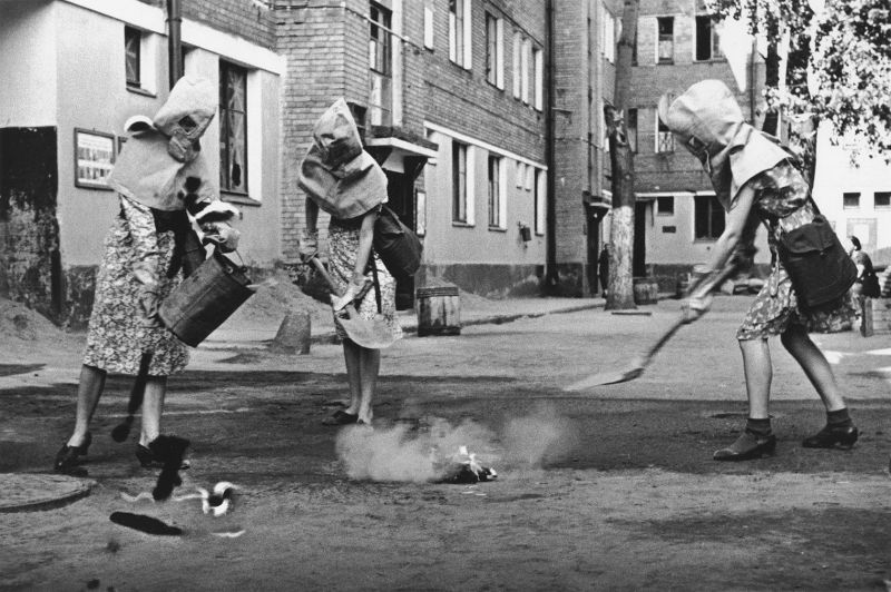 Москвички на занятиях по тушению зажигательных бомб. 1941 г.