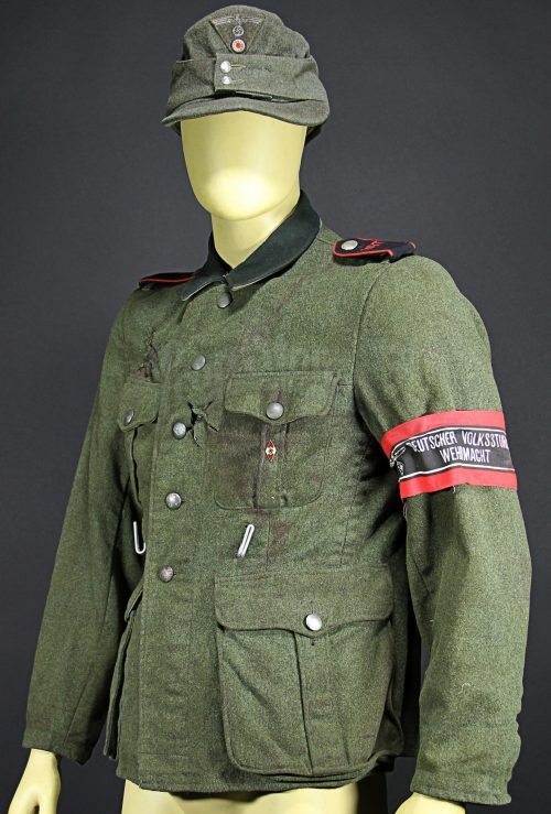 Член Фольксштурма в полевой униформе Вермахта.