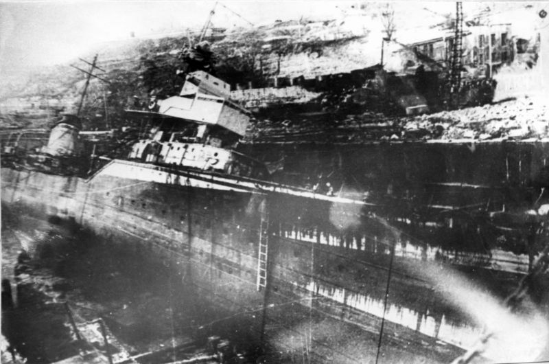 Разбитый эскадренный миноносец «Совершенный» в сухом доке. 1942 г. 