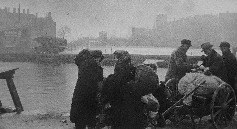 Мирные жители собирают свои вещи перед уходом из Кенигсберга. Апрель 1945 г.