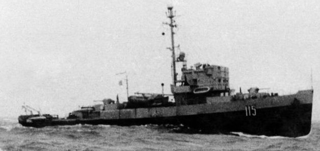 Тральщик Северного флота Т-115 в штормовом море. 1942 г.