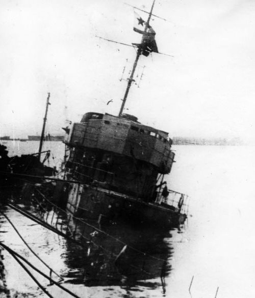 Эсминец «Бдительный», потопленный в Новороссийске. 1942 г. 