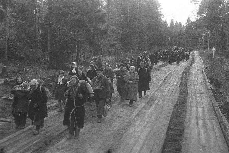 Немецкие беженцы из Кенигсберга в Восточной Пруссии. Апрель 1945 г.
