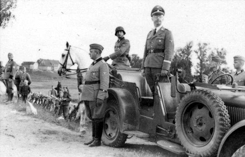 Гиммлер приветствует кавалерийскую часть. Май 1942 г.