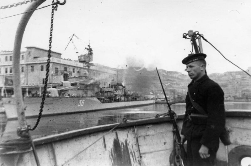 Эскадренный миноносец «Свободный» в Южной бухте Севастополя. 1942 г. 