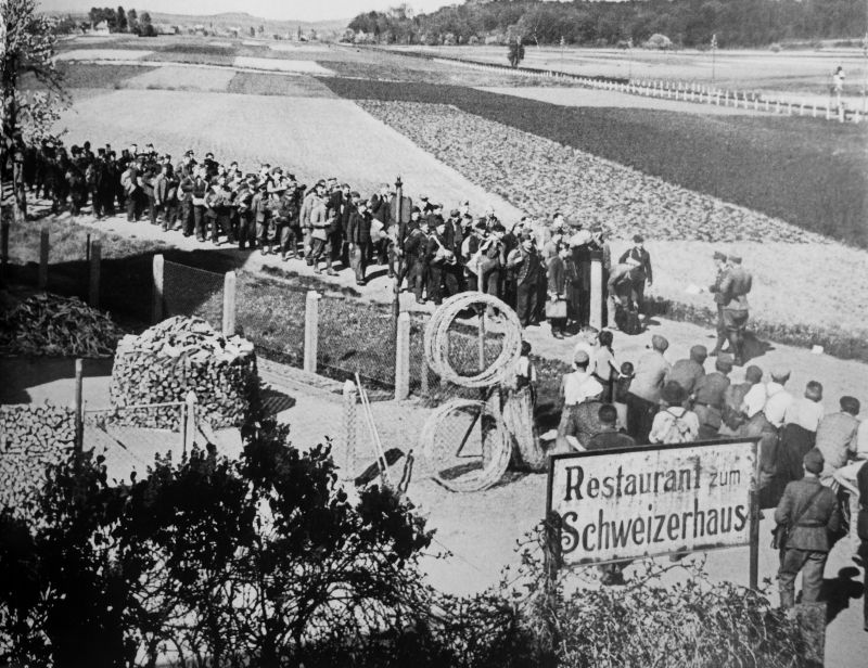 Очередь у пункта пропуска на германско-швейцарской границе вблизи Баргена в последние дни войны. Апрель 1945 г.