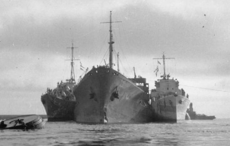 Поврежденный танкер «Огайо» при поддержке эсминцев Королевского флота приближается к Мальте. Август 1942 г.