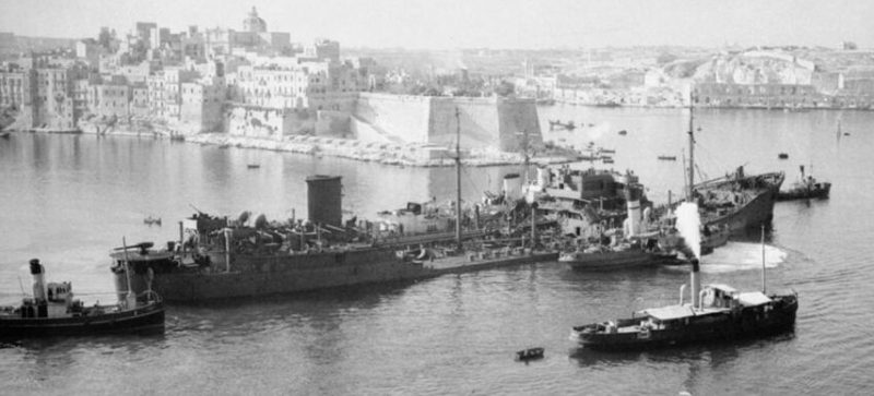 Поврежденный танкер «Огайо» при поддержке эсминцев Королевского флота приближается к Мальте. Август 1942 г.