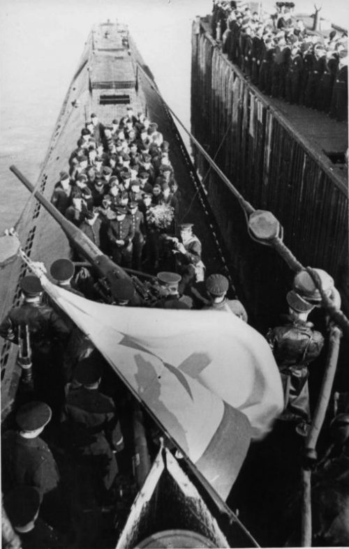 Торжественная встреча подлодки Северного флота К-21 из пятого боевого похода. 1942 г.