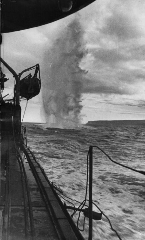 Глубинное бомбометание на входе в Кольский залив. 1942 г. 