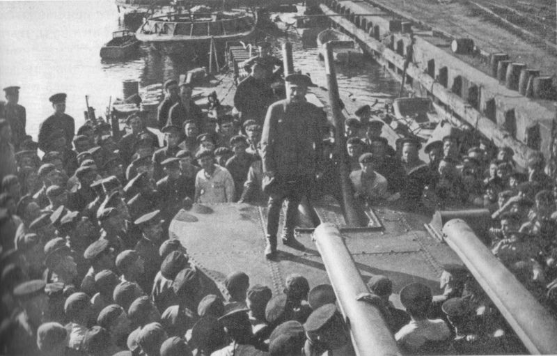 Маршал Буденный выступает перед экипажем лидера «Ташкент». 1942 г. 
