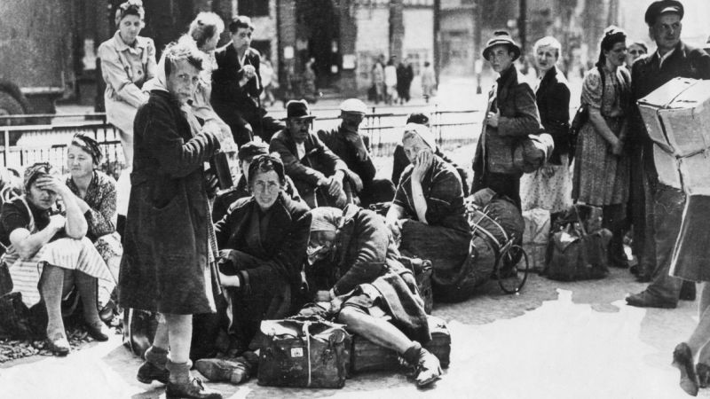 Беженцы в ожидании транспорта в послевоенном Берлине. Июнь 1945 г. 