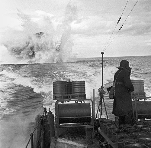 Глубинное бомбометание на входе в Кольский залив. 1942 г. 