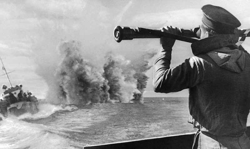 Глубинное бомбометание на входе в Кольский залив. 1942 г.