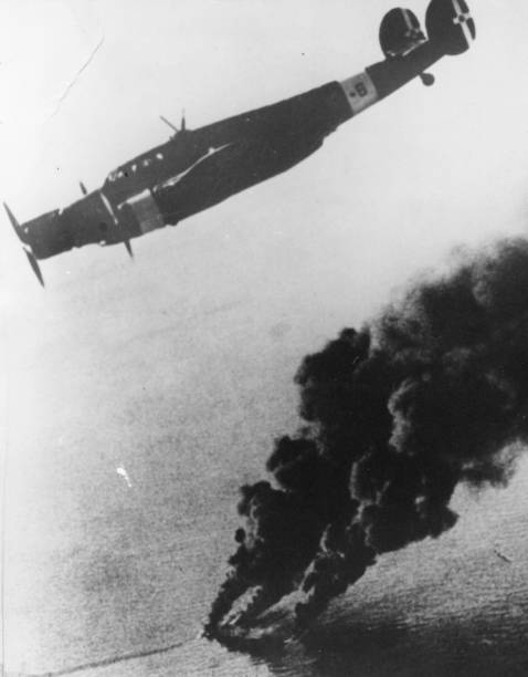 Британский военный корабль горят в водах Мальты после атаки итальянских бомбардировщиков. 1942 г.