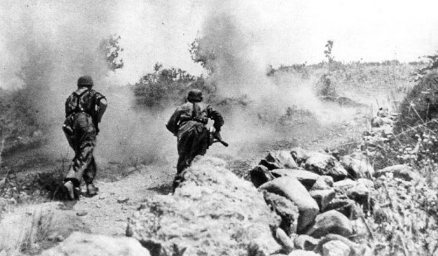 Парашютисты и солдаты Вермахта во время боев на Крите. Май 1941 г.