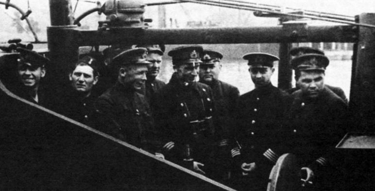 Подводники на мостике Щ-205 после возвращения из третьего боевого похода в порту Батуми. 1942 г. 