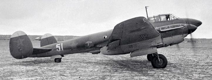 Пикирующий бомбардировщик Пе-2 авиации Северного флота на аэродроме. 1942 г. 