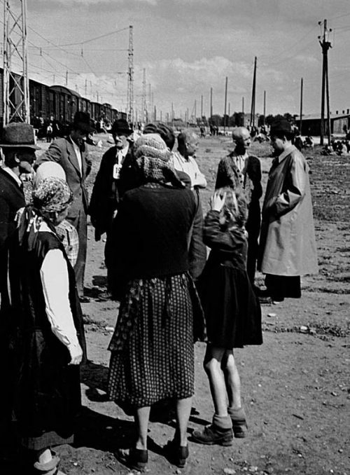 Беженцы из Чехословакии на территории радиоказарм на Домагкштрассе в Мюнхене. Май 1946 г.