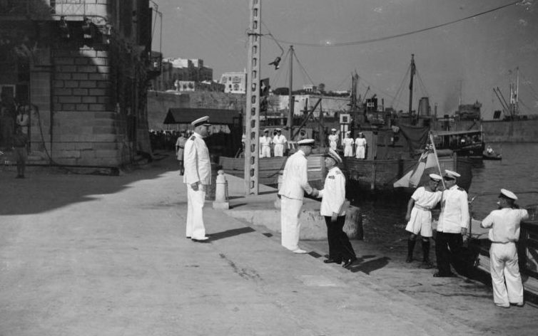 Командор Ройер Дик приветствует итальянского вице-адмирала Ромео Оливу, который прибыл на Мальту с кораблями ВМФ Италии для сдачи их союзникам после подписания перемирия. Сентябрь 1943 г.