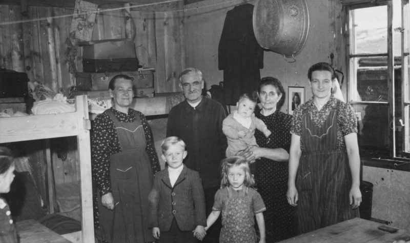 Семья беженцев из Чехословакии в пересыльном лагере Хоф.1946 г. 