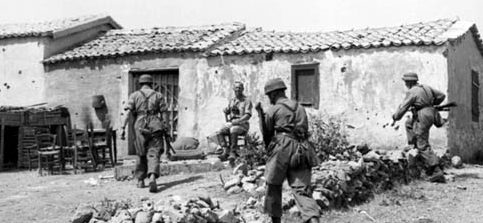 Парашютисты и солдаты Вермахта во время боев на Крите. Май 1941 г.
