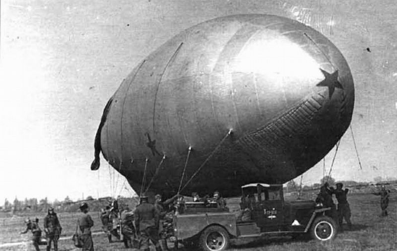 Подъем аэростатов заграждения в пригороде Москвы. 1942 г.