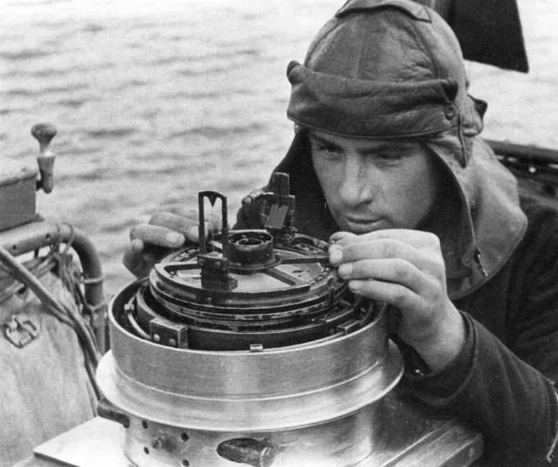 Командир отделения рулевых катера МО-126 Алексей Хоменко работает с гиромагнитным компасом. 1942 г.