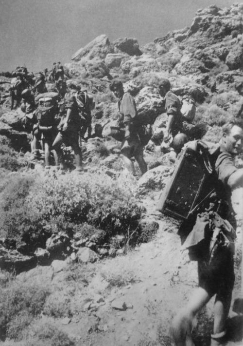Немецкие солдаты на марше в горах Крита. Май 1941 г.