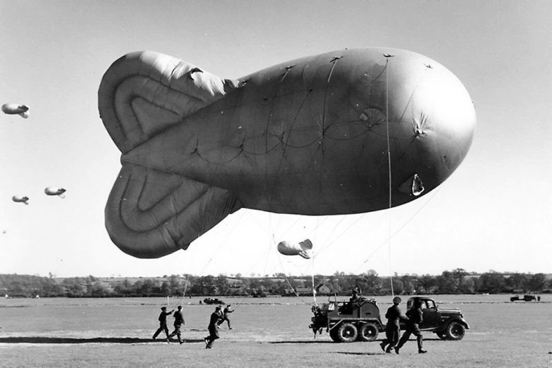 Подъем аэростатов заграждения в пригороде Москвы. 1942 г.