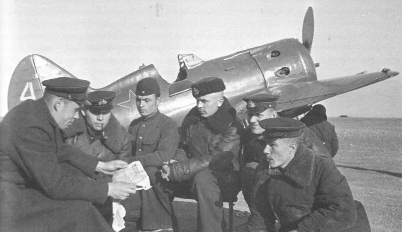 Летчики 6-го истребительного авиаполка за чтением газет на аэродроме. 1942 г. 